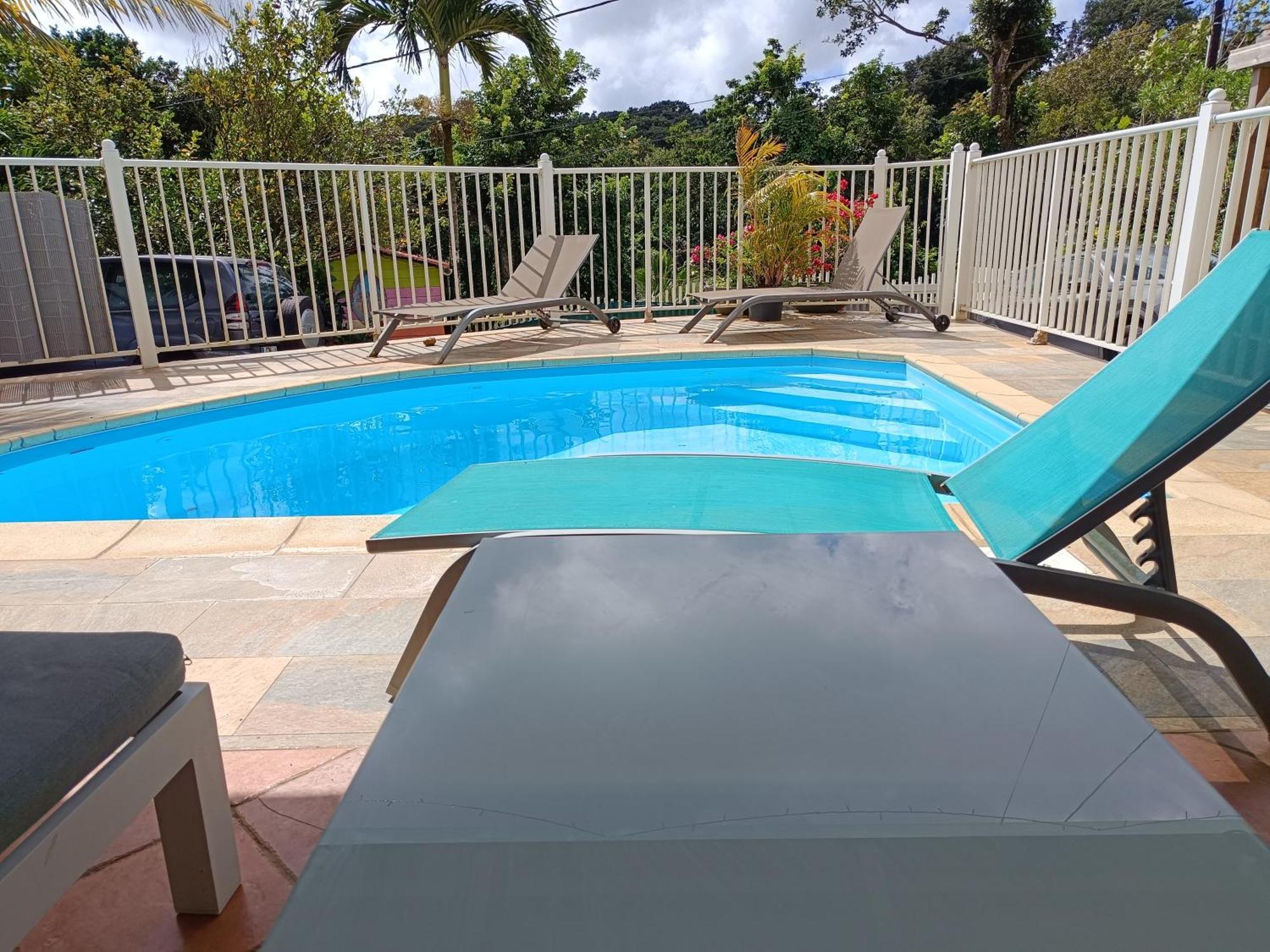 Douceur Des Hauteurs Bas De Villa, Piscine Privee Sainte-Luce Exterior foto